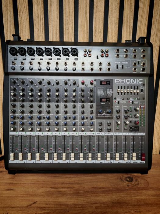 Vând mixer analog PHONIC K12 POWERPOD