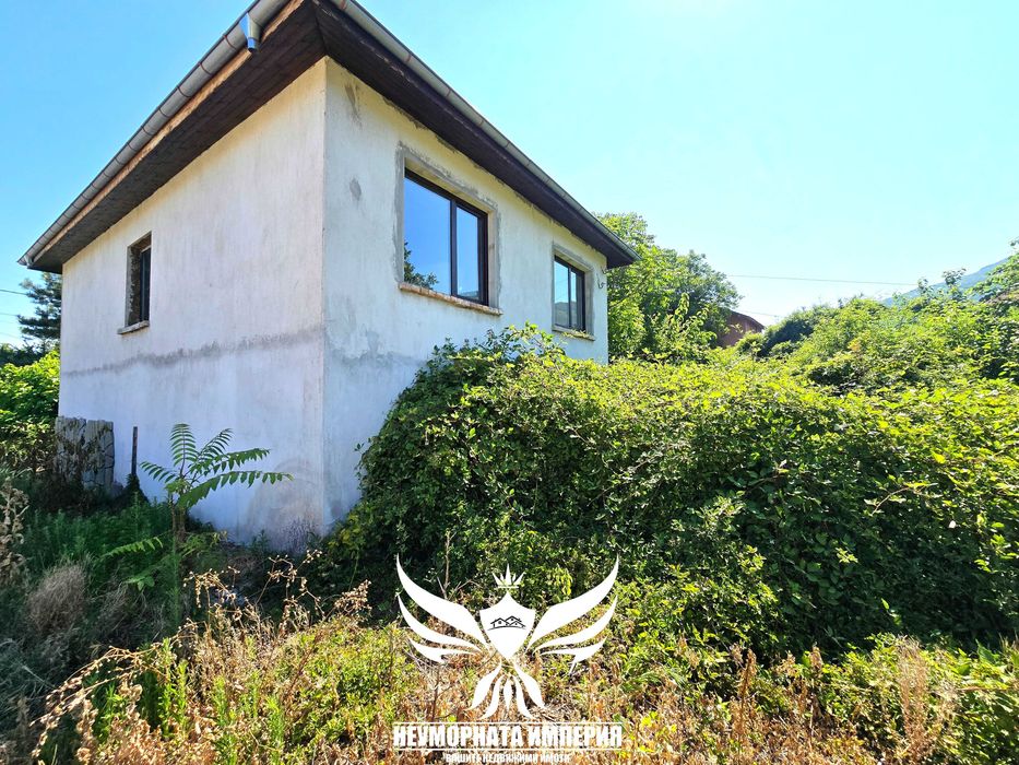 Продавам двуетажна къща 160РЗП и селскостопанска сграда 50кв.м. с широк двор 850кв.м. в с.Тополово