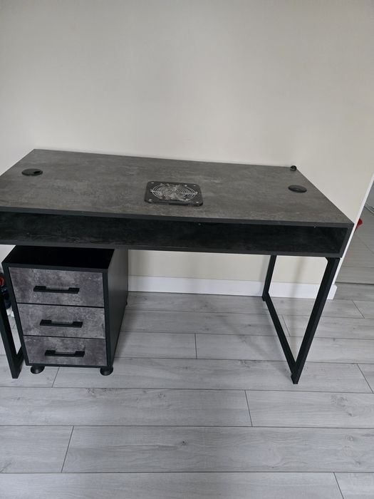 Продаётся  стол для мастеров маникюра