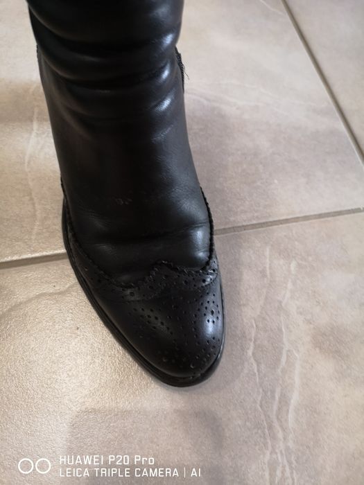 Продавам дамски ботуши от естествена кожа.