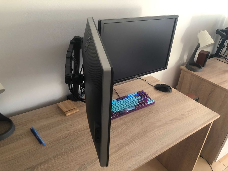 Dell P2414Hb - 2 монитора закачени на една регулируема стойка