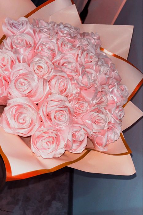 Атласные розы 8 марта