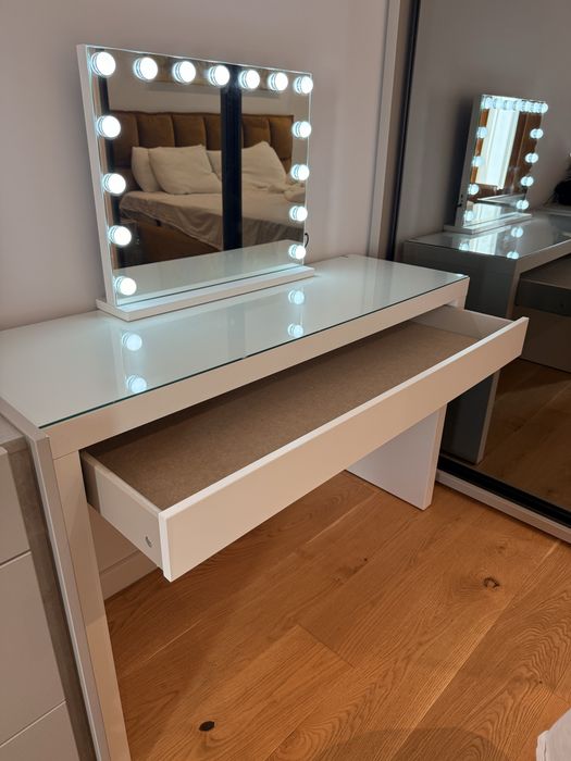 Masă de make-up cu oglindă iluminată