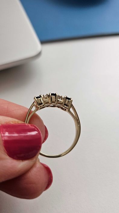 Златен пръстен със сапфири и диаманти