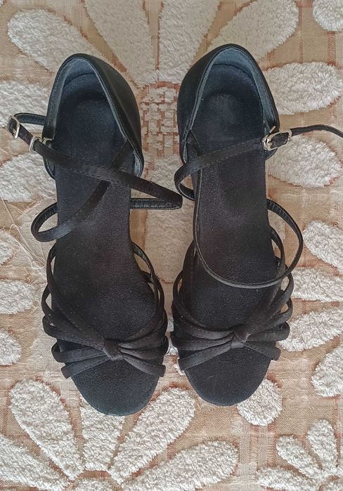 Продам детскую обувь