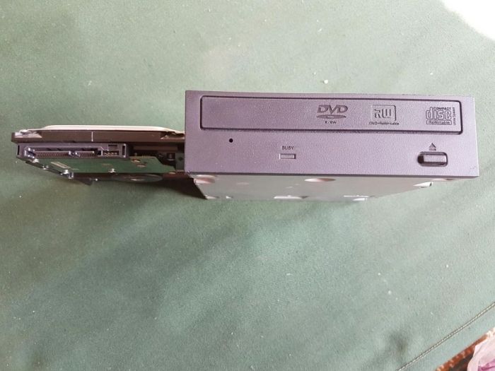 Новый жёсткий диск 80 гигабайт и двд ром.