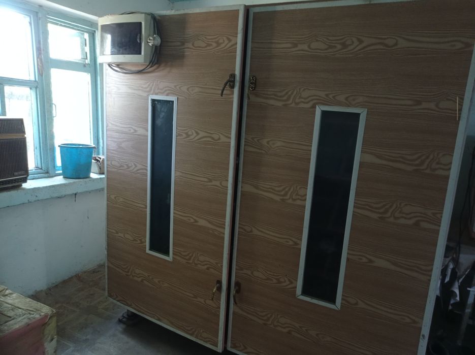 Продаю инкубатор для страусиных яиц электронный