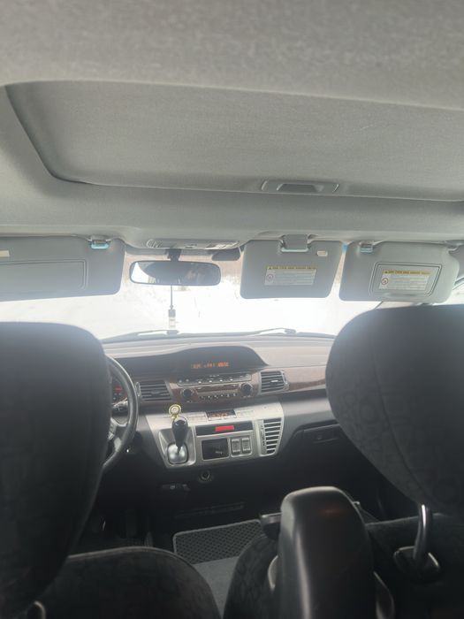 Шести местный минивен