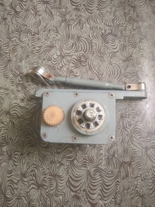 Продам дверной доводчик