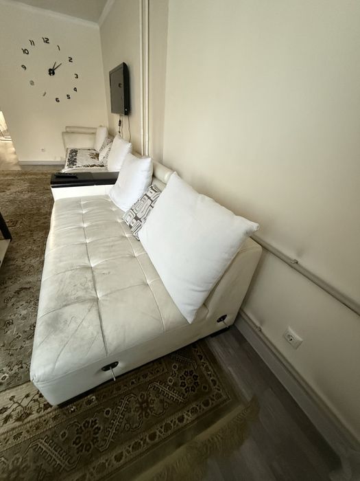 Диван вместе с подушками