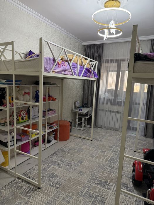 Кровати металлические с полками