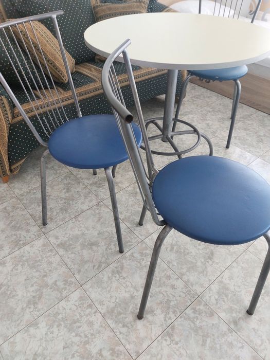 Продавам комплект маса със столове