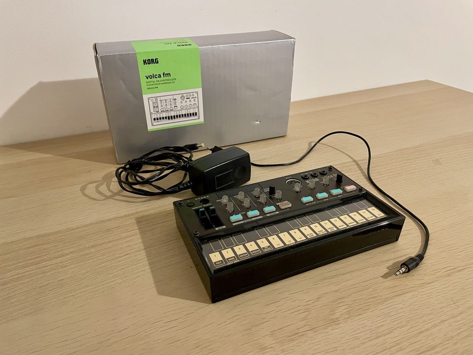 Korg Volca FM + оригинално захранване - отлично състояние