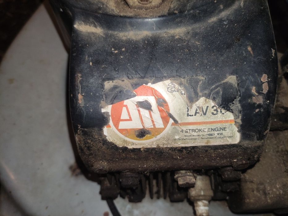 Masina de tuns iarba / gazonul defecta