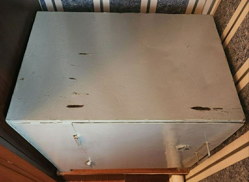 Сейф железный советский.