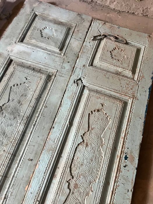 Старинные резные двери