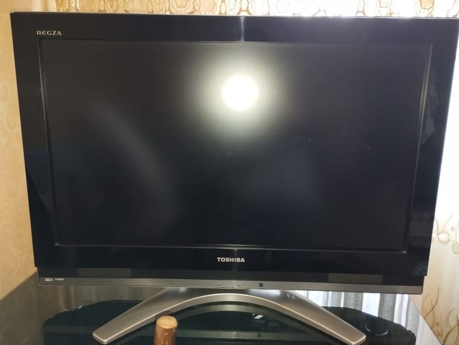 Продам тевизор с подставкой стикляной