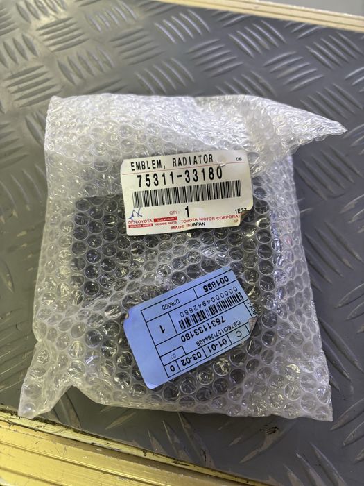 Значок эмблема решетки  камри 40-45