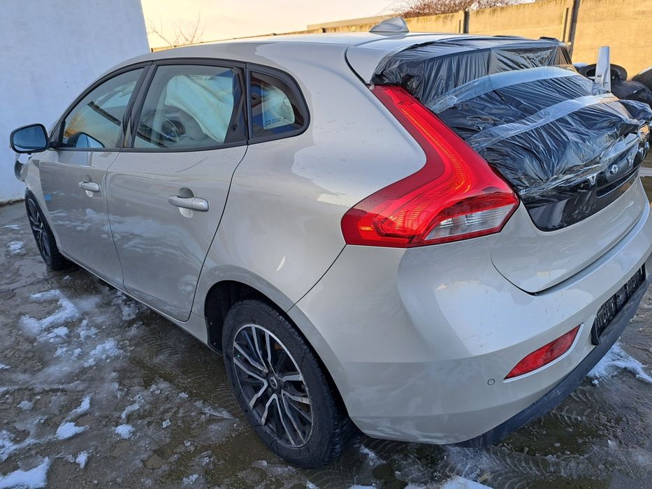 Dezmembrez Volvo V40 motor 2.0