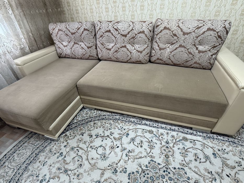 Продам диван угловой компактный