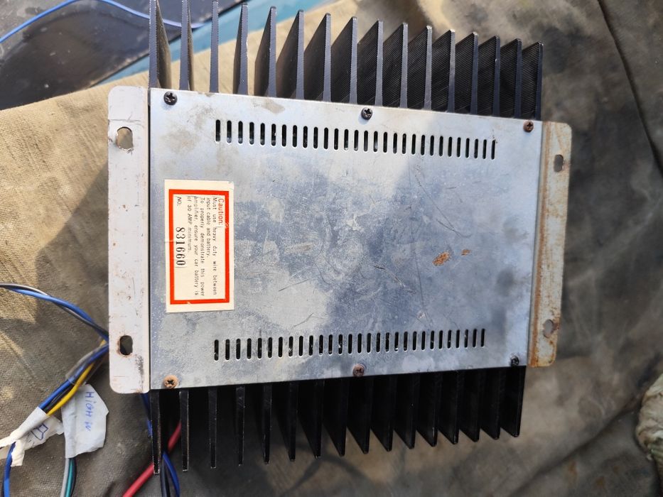 Усилвател за кола 2х150 и HI-FI изход