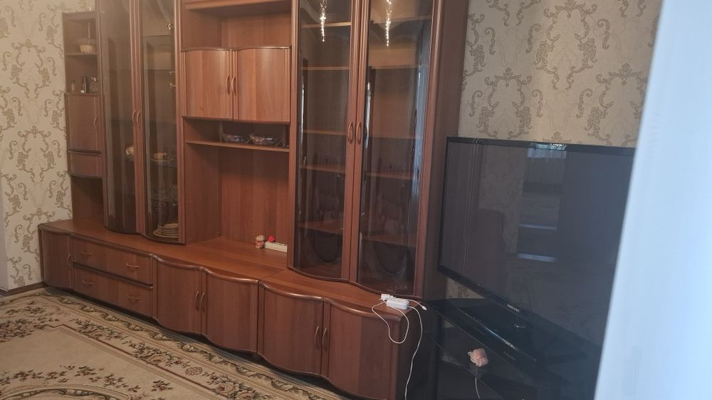 Воронежская очень красивая стенка из 2 секций.