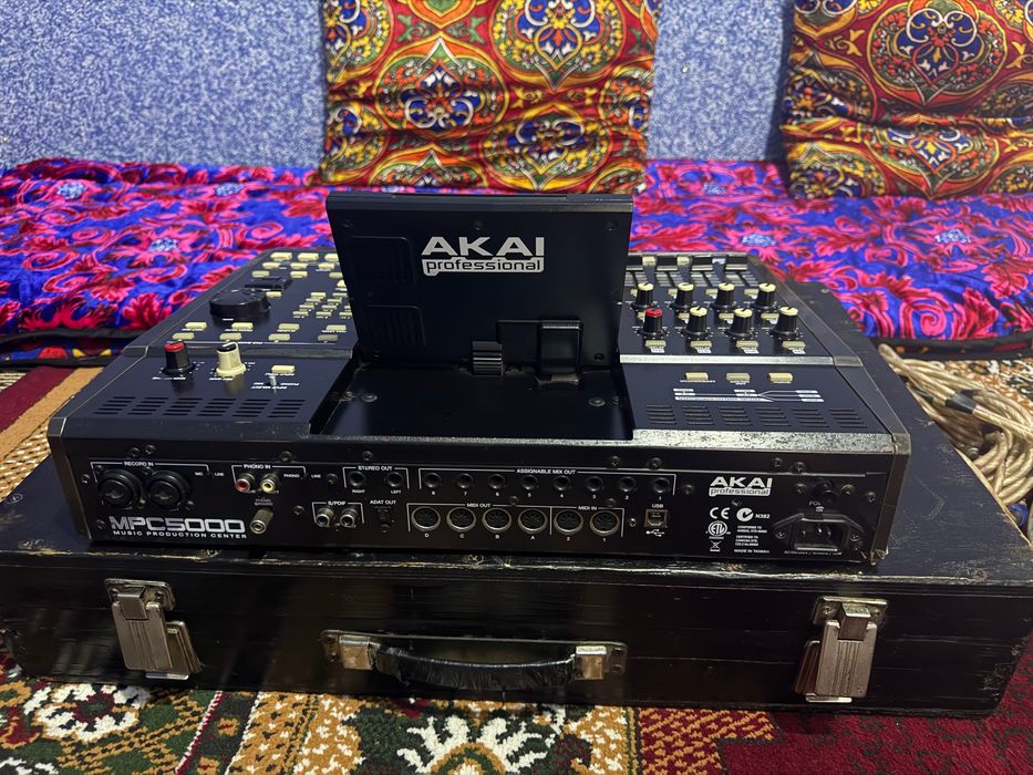 AKAI MPC5000 музыкальные инструмент