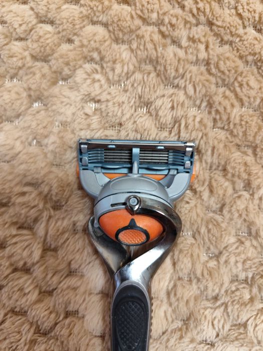 Продавам ножчета за бръснене