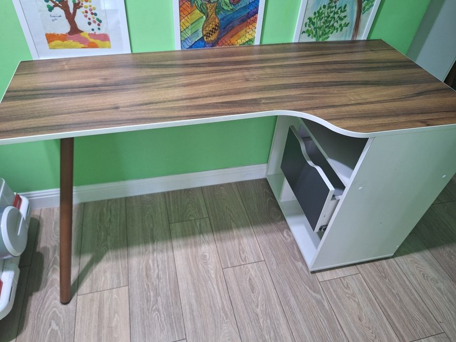 Стол детский, письменный