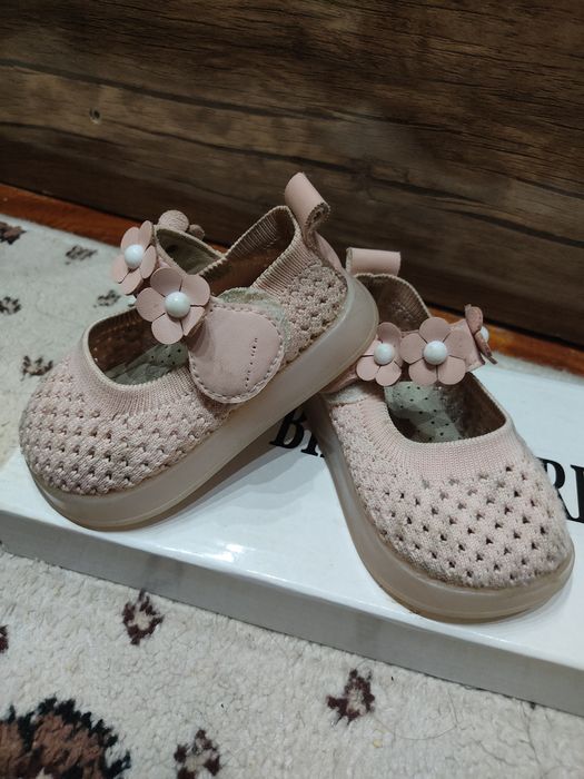 Bolalar oyoq kiyimlari sotiladi xolati yaxwi narxini keliwtirib berama