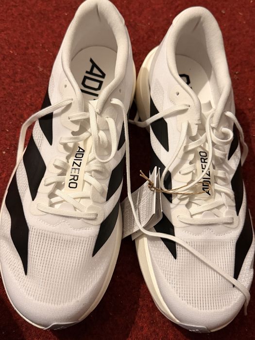 Adidas, marimea 44. Calapodul este mai mic. Se potriveste pentru 42/43