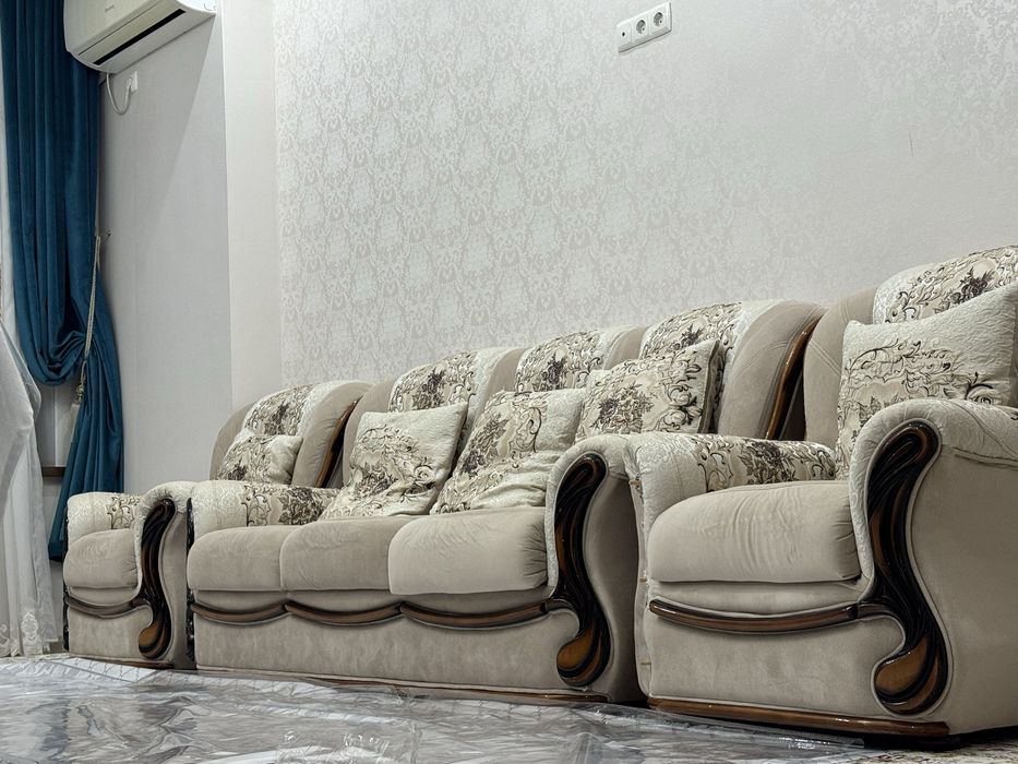 Диван с креслами.