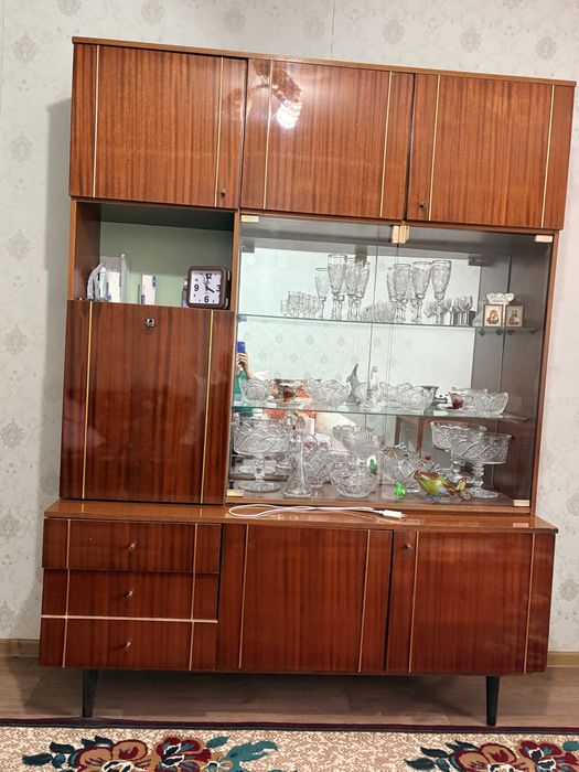 Сервант полированный