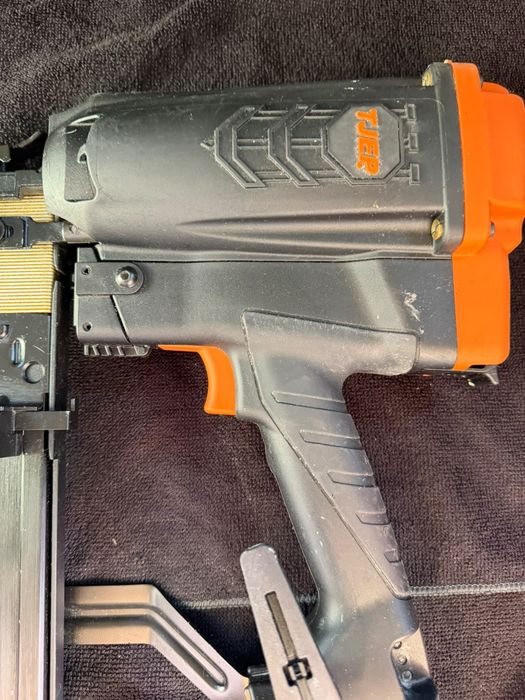 T jep pistol de cuie capse pe acumulator si gaz