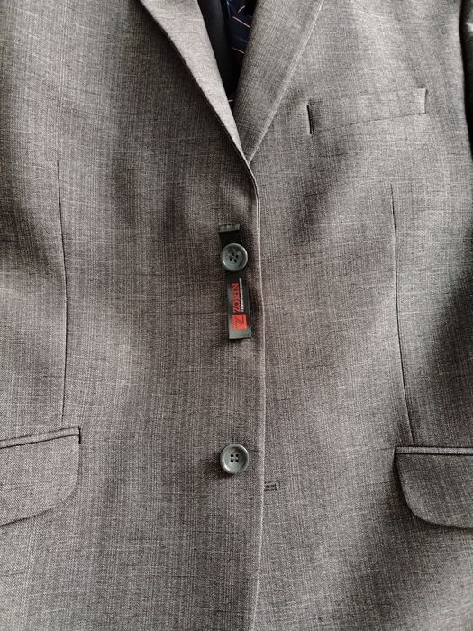 Продам костюмы новые