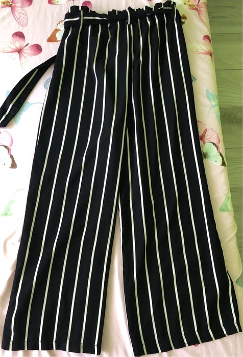 Pantaloni largi Stradivarius