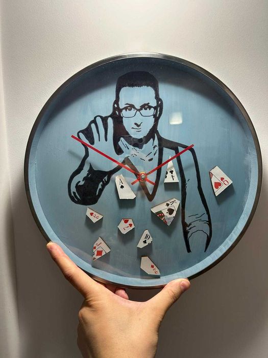 Ceas de perete cu magicianul Vlad Grigorescu