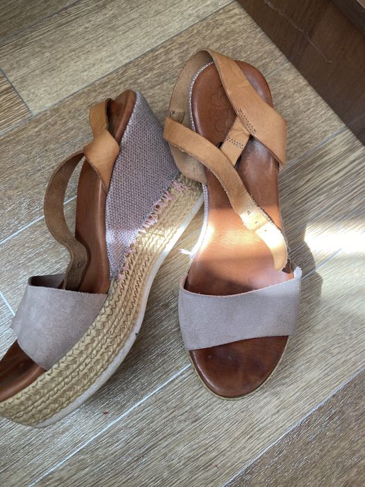 Босоножки на танкетке