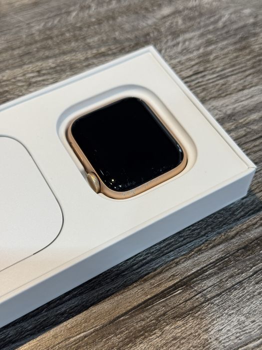 Apple Watch Series SE 40mm Gold Aluminium  A2351