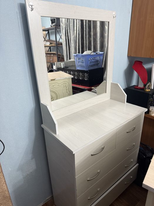 Продам трюмо с зеркалом