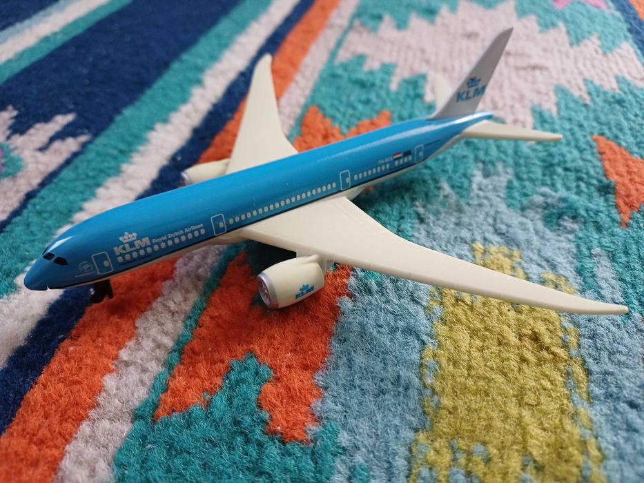 macheta avion jucarie