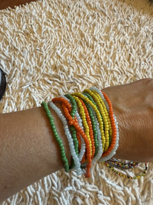 Разноцветные бусины на резинке . Италия.