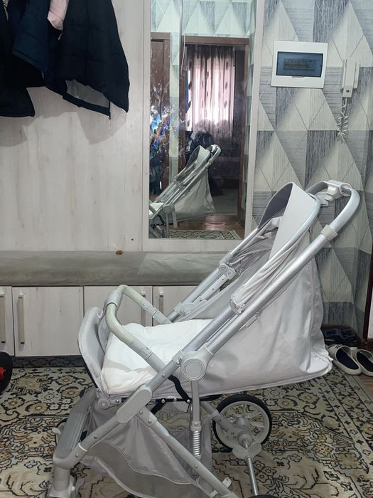Коляска белый новый