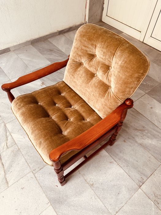 Удобно масивно кресло – ретро стил, много запазено, истински комфорт!