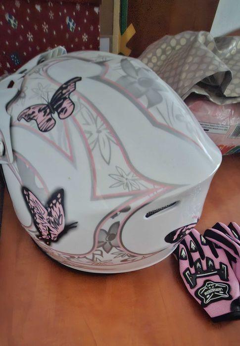 Детска каска и ръкавици