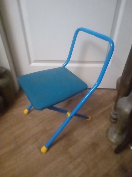 Всё это за 2000. Детский стол и стул