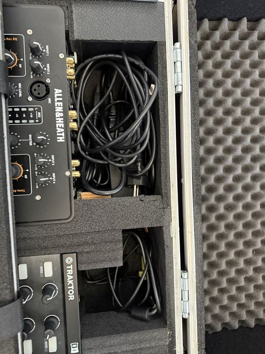 Set DJ Allen & Heath Xone 23C + Traktor X1 Mk2 + Custom flight case