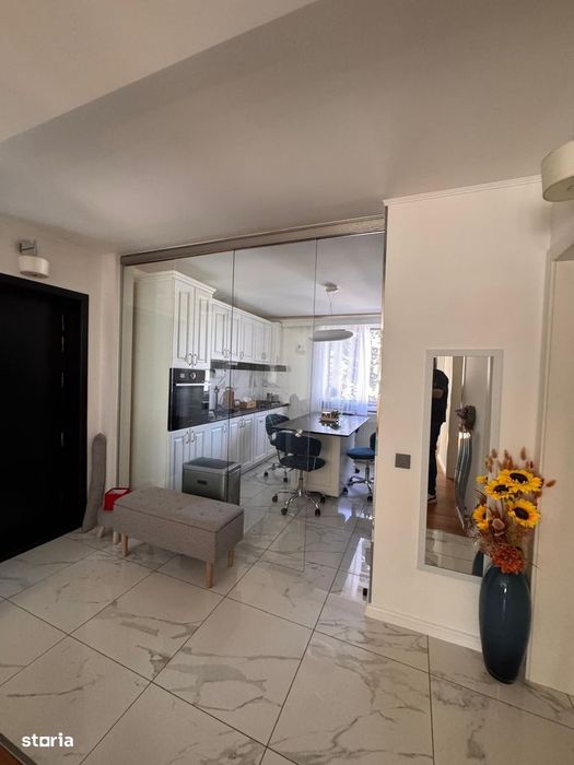 Zamca - apartament cu 3 camere, etaj 1, boxa si garaj
