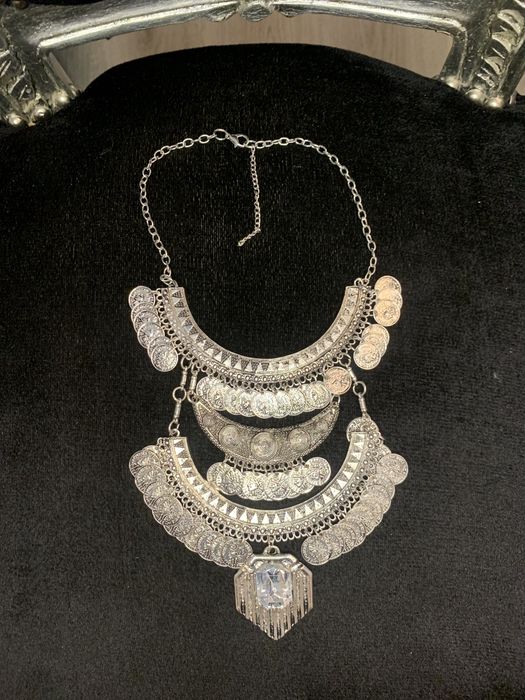 Vand coliere pret mic