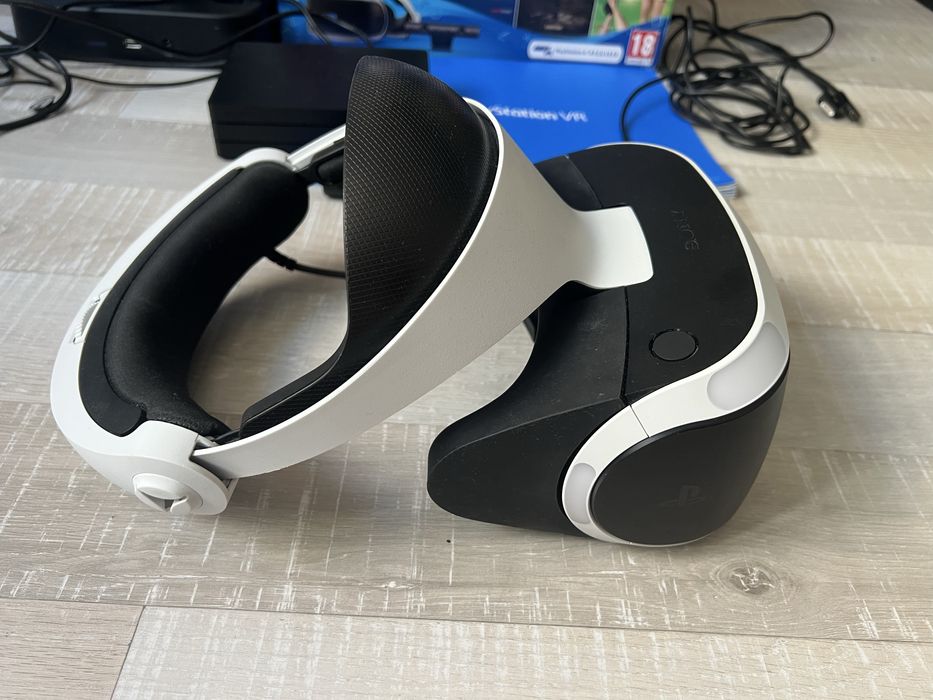 VR очила PS4 + 2 контролера + пушка + 3 игри